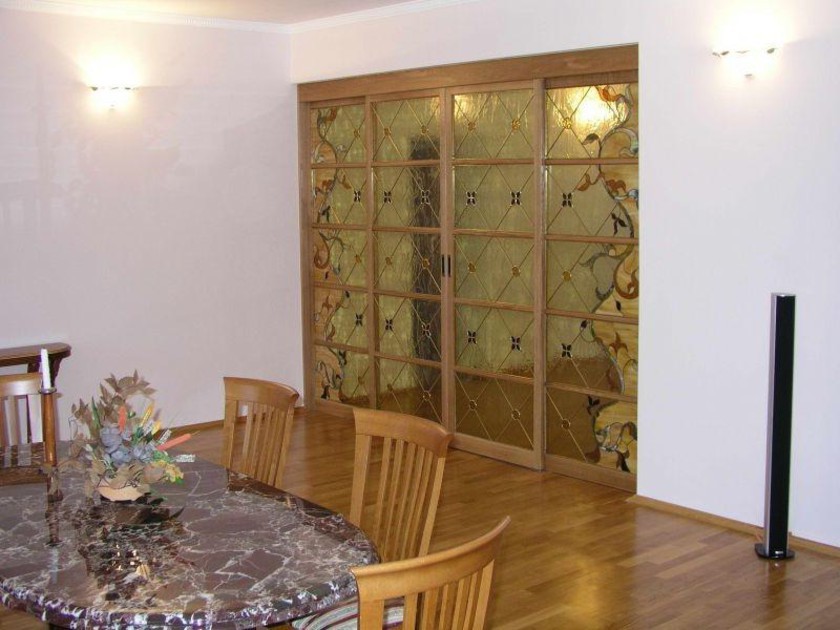 Перегородка для гостиной с цветным стеклом и декоративными вставками Симферополь