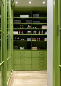 Г-образная гардеробная комната в зеленом цвете Симферополь