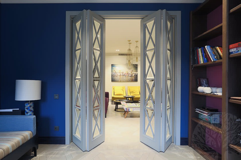 Двери гармошка  для гостиной со стеклами с разделителями Симферополь
