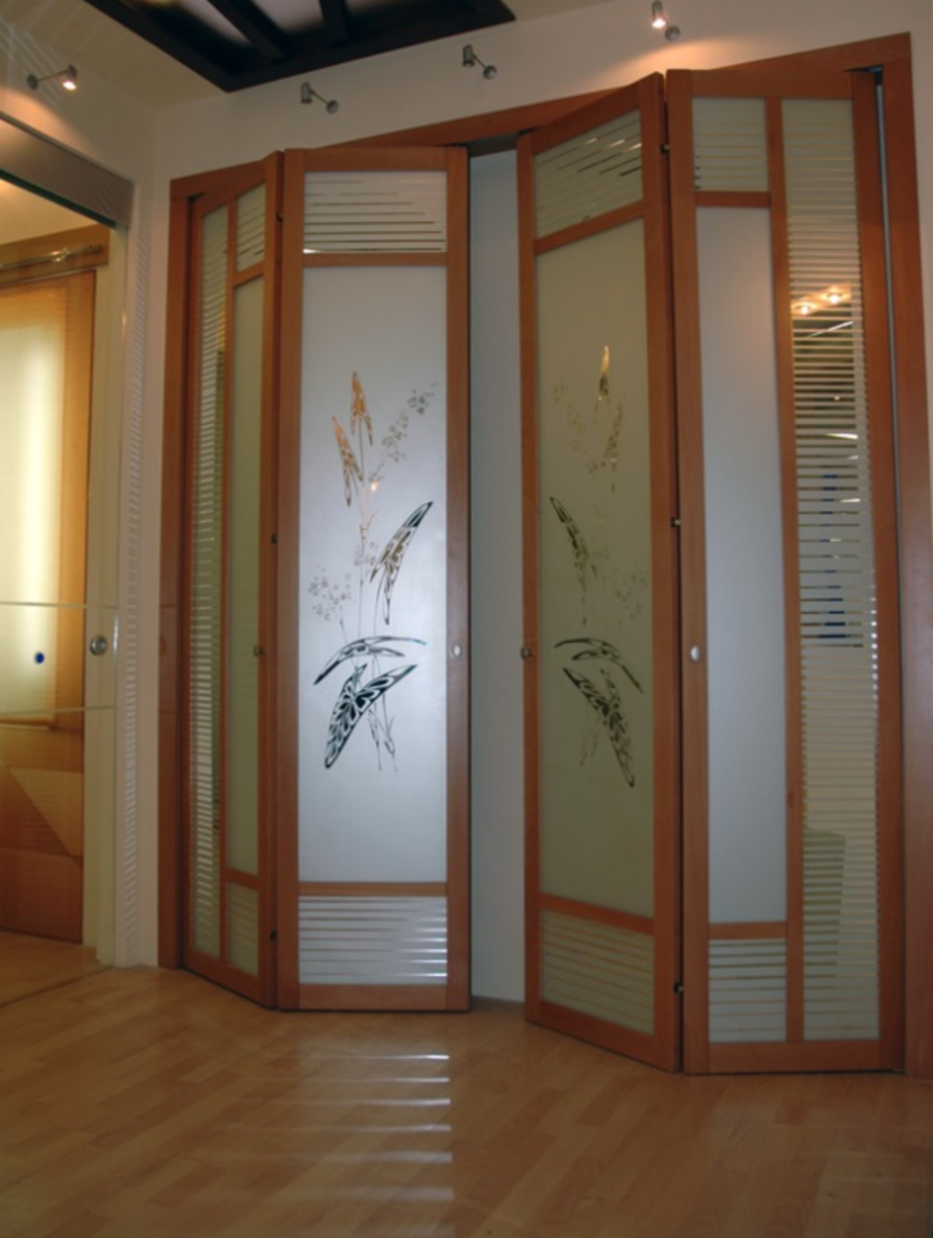 Широкие двери гармошка с матовым стеклом и рисунком Симферополь