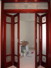 Дверь гармошка с декоративными стеклянными вставками Симферополь